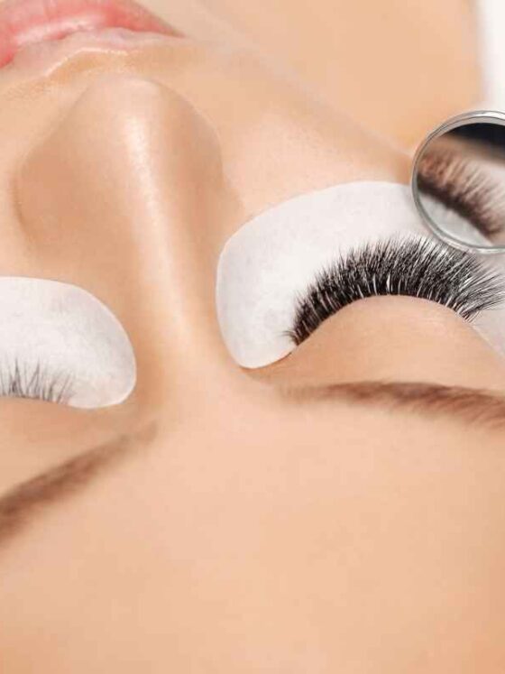 Putting On Lash Extensions 101